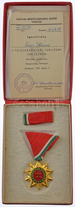 1970. 'Felszabadulási Jubileumi Emlékérem' aranyozott, zománcozott bronz kitüntetés mellszalagon, miniatűrrel, szalagsávval, eredeti tokban, igazolvánnyal T:1 NMK 712.