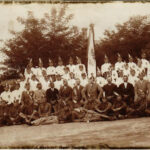 Leventék csoportképe zászlóval / Hungarian Paramilitary Youth Organization, group photo with flag (r)