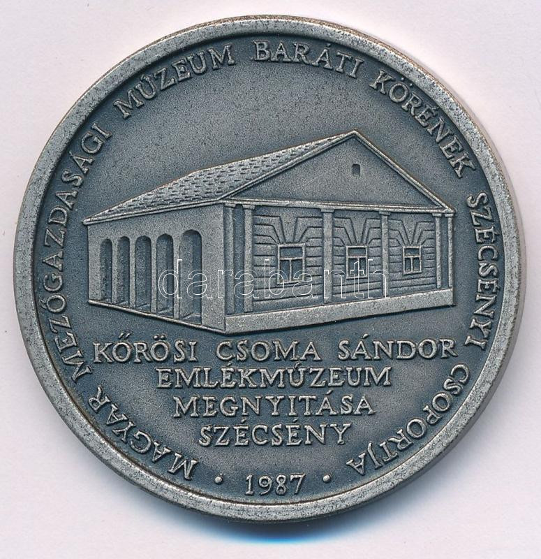 Bognár György (1944-) 1987. 'Kőrösi Csoma Sándor 1784-1842 / Magyar Mezőgazdasági Múzeum Baráti Körének Szécsényi Csoportja - Kőrösi Csoma Sándor Emlékmúzeum megnyitása Szécsény' kétoldalas ezüstpatinázott bronz emlékérem - Image 2