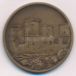 Tóth Sándor (1933-) 'MISKOLCZ SIGILLUM CIVITATIS' kétoldalas bronz emlékérem, hátoldalon a diósgyőri vár (42,5mm) T:1- - Image 2