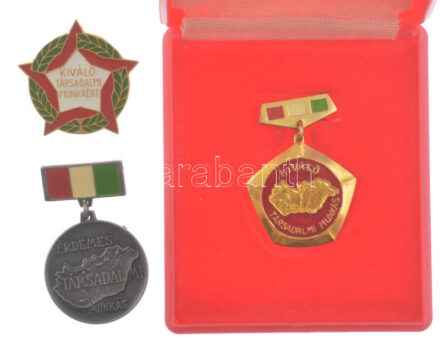 ~1975. 'Érdemes társadalmi munkás' részben festett kitüntető érem (28mm) + 'Kiváló társadalmi munkáért' festett műgyantás kitüntető jelvény (33x33mm) + 'Kiváló társadalmi munkáért' festett kitüntető jelvény tokban (40x29mm)