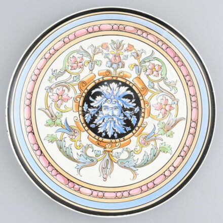L.M. & Cie. Déposé Creil et Montereau: Maszkos tál. Kézzel festett fajansz. (Lebeuf et Milliet) 1870-80 körül. Jelzett, korának megfelelő mázrepedés hálóval. d: 30 cm