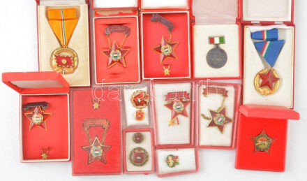 13 darabos szocialista kitüntetés tétel, zömmel tokban, közte 'kiváló dolgozó', 'érdemes társadalmi munkás', 'szocialista brigád', 'törzsgárda'