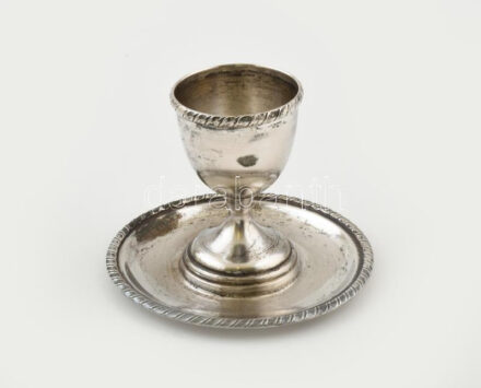 Ezüst(Ag) tojástartó, jelzett, m: 7 cm, d: 9,5 cm, nettó: 69,4 g