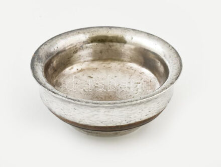 Keleti tálka, szakszaul fa ezüst (Ag) borítással, jelzés nélkül, karcolásokkal, d: 10,5 cm, bruttó: 193 g