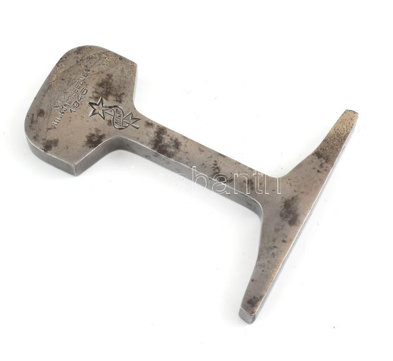 1946 MKP III. kongresszusa vésett asztali dísz, m: 10,5 cm