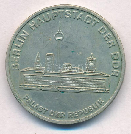 1980. 'Berlin, az NSZK fővárosa - Köztársasági palota / Az IUS 13. kongresszusa' kétoldalas Cu-Ni emlékérem (35mm) T:1- patina 1980. 'Berlin Hauptstadt der DDR - Palast der Republik / 13th Congress of the IUS - Berlin, Capital of the GDR'