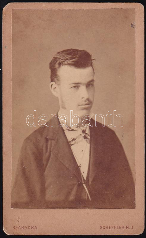 cca 1880 Szabadka (Subotica), fiatal férfi portréja, keményhátú fotó Scheffer N. J. műterméből, vizitkártya, 10,5x6,5 cm