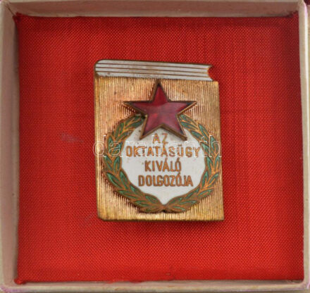 ~1964. 'Az Oktatásügy Kiváló Dolgozója' zománcozott fém jelvény tokban T:1-