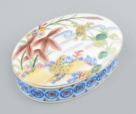 Békás porcelán bonbonniere. Kézzel festett, jelzés nélkül, hibátlan. 17x12 cm