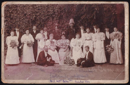 1893 Gyulafehérvár (Alba Iulia), zászlószentelési ünnepség, csoportkép elegáns hölgyekkel és urakkal, díszegyenruhás tűzoltókkal, többükön kitüntetéssel (civil ruhát viselőkön is); keményhátú fotó Csejdy Lajos