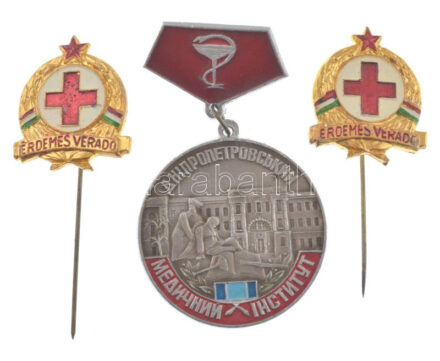 DN 'Érdemes Véradó' aranyozott, zománcozott fém jelvény (2db) + Ukrajna DN 'Dnyipropetrovszki Orvosi Intézet' Al jelvény T:1-