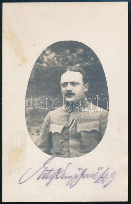 cca 1918 Estefányi Jenő (1883. Kassa - ?), a 16. honvéd gyalogezred századosa, a Vaskorona Rend III. osztálya, Katonai Érdemkereszt II. osztálya, Signum Laudis, ill. Vaskereszt tulajdonosának portréja (saját kezű? aláírással);