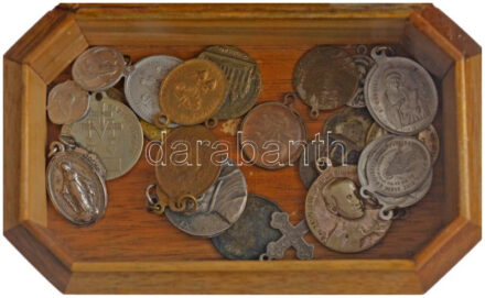 25 darabos vallásos medál tétel fadobozban T:1-,2