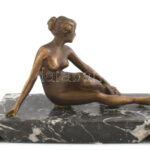 Jelzés nélkül: antik finom bronz fiatal női akt márvány talpon. Szép állapotban. 14x10x7cm