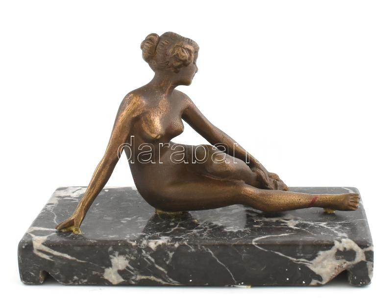 Jelzés nélkül: antik finom bronz fiatal női akt márvány talpon. Szép állapotban. 14x10x7cm