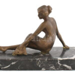 Jelzés nélkül: antik finom bronz fiatal női akt márvány talpon. Szép állapotban. 14x10x7cm - Image 3