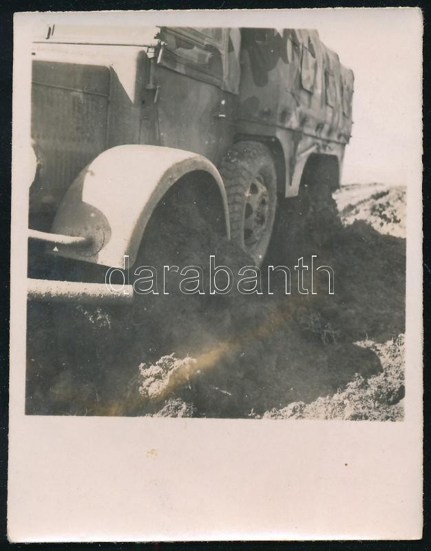 cca 1942 II. világháború, Botond harcijármű a sárban, vintage fotó, jelzés nélkül, 7x5,5 cm
