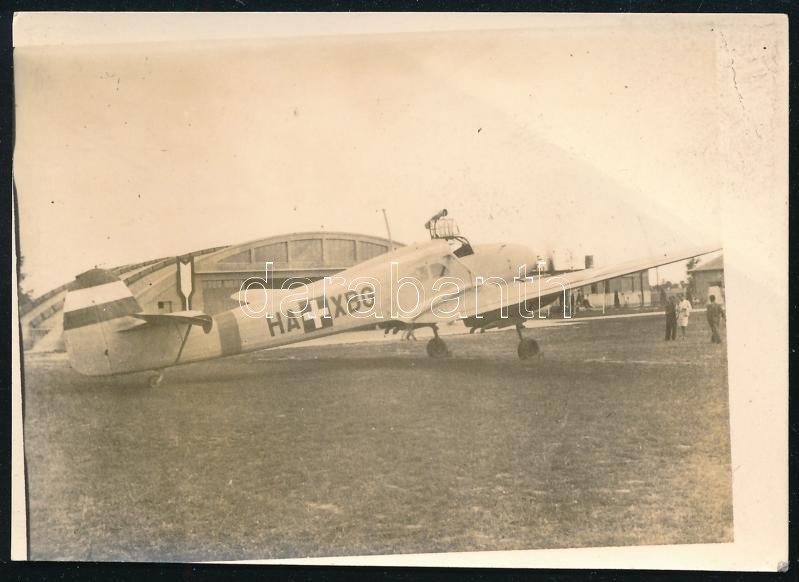 cca 1940 Vitéz Háry László (1890-1953) repülő vezérőrnagy, az önálló magyar légierő első parancsnokának HA-XBG FW-58 Weihe (magán?) repülőgépe, vintage fotó, jelzés nélkül, 6x7,5 cm