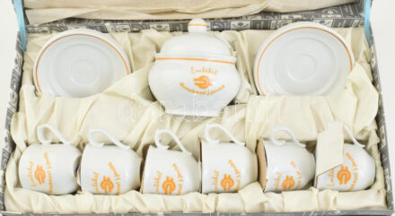 Hollóházi porcelán kávés, mokkás készlet, 6 személyes, 'Emlékül a dunakeszi j(ármű)javító' (MÁV) mintával. Matricás, jelzett, hibátlan, eredeti díszdobozban.
