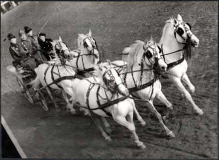 cca 1930-1940 Szendrő István (1908-2000): Magyar katonatiszt fogathajtó versenyen, fotó felületén kis törésnyomok, pecséttel, jelzett fotó, 29×39 cm