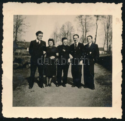 1941 Vámfalu, Erdély, Szatmár megye, községi elöljáróság 'aranyifjúsága', hátoldalán feliratozott és nevesített vintage fotó, törésnyomokkal, 6x6,5 cm