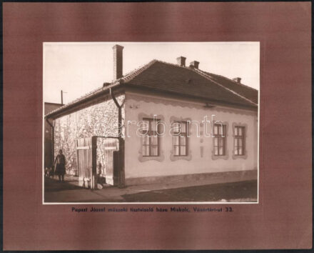cca 1930 Miskolc, Papszt József műszaki tisztviselő háza, Vásártéri út 33. + Galgóczy Jenő forgalmi tisztviselő háza, Bokréta utca 2., 2 db kartonra kasírozott fotó, feliratozva, 17,5×23 cm