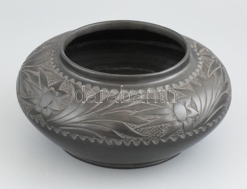 Fekete kerámia virágtartó, kaspó, florális díszítéssel. Jelzett, kissé kopott, d: 24 cm, m: 11 cm