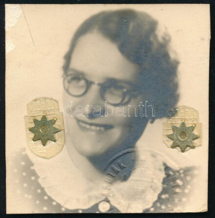 1942 Csomaköz, Erdély, Szatmár megye, Maksay Piroska postahivatalnok igazolványkép portréja, hátoldalán Csomaköz bélyegzéssel és nevesítve, bal felső sarkában kissé sérült, 6x6 cm