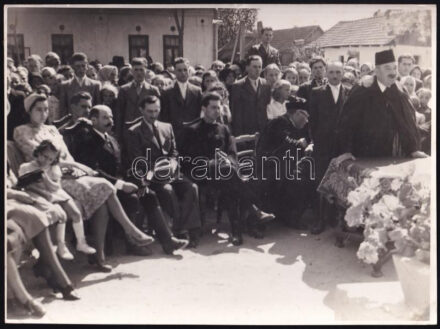 cca 1941 Értarcsa, Erdély, Bihar megye, zászlószentelési ünnepség, hátoldalon feliratozott és 'Turul' Fotóriport Vállalat és Képügynökség, Bp. pecsétjével jelzett fotó, 17×23 cm