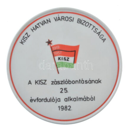 1982. 'KISZ Hatvan városi bizottsága - A KISZ zászlóbontásának 25. évfordulója alkalmából 1982.' egyoldalas Hollóházi porcelán emlékérem (136mm) T:1-