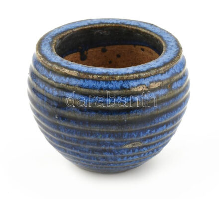 Retró kék-fekete virágtartó, samottos, mázas kerámia, kisebb felületi sérülésekkel, m: 10,5 cm, d: 12,5 cm