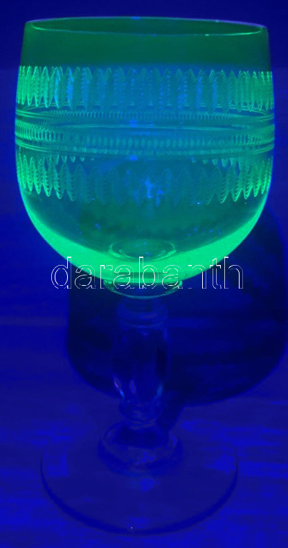 Antik uránüveg, csiszolt és fújt talpas üveg pohár, m: 12,5 cm, d: 6 cm - Image 3