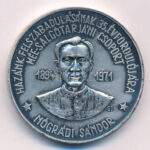 Garamkeszi János (1936-2014) 1980. 'Hazánk felszabadulásának 35. évfordulójára MÉE Salgótarjáni csoport - Nógrádi Sándor / Karancsberény' ezüstpatinázott bronz emlékérem (38mm) T:1-