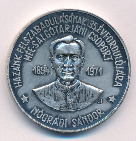 Garamkeszi János (1936-2014) 1980. 'Hazánk felszabadulásának 35. évfordulójára MÉE Salgótarjáni csoport - Nógrádi Sándor / Karancsberény' ezüstpatinázott bronz emlékérem (38mm) T:1-