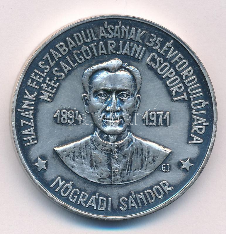 Garamkeszi János (1936-2014) 1980. 'Hazánk felszabadulásának 35. évfordulójára MÉE Salgótarjáni csoport - Nógrádi Sándor / Karancsberény' ezüstpatinázott bronz emlékérem (38mm) T:1-