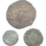 Római Birodalom 2xklf bronz érem, közte 'I. Constantinus' ~4. sz. eleje + bizánci tálkapénz T:2-,3 korrózió, patina Roman Empire 2xdiff bronze coin, within 'Constantinus I' early 4th century + Byzantine coin C:VF,F corrosion, patina