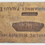 Erwin Huber (1929-2006): II. János Pál pápa emlék relief, Ausztria, 1988. Réz, jelzett, 16,5x7 cm - Image 2