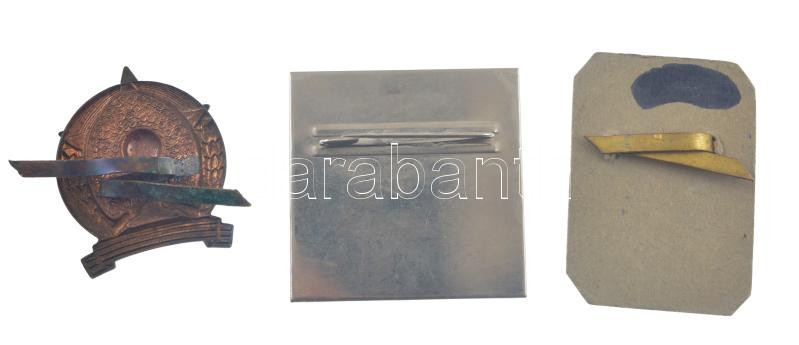 ~1950. 'Rendőrség' részben zománcozott fém sapkajelvény (zománchiba) + Vörös csillagos festett fém sapkajelvény + 1975. '1919-1975' műanyag kitűző T:1-2 - Image 2