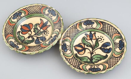 Korondi kerámia tál, 2 db, kézzel festett, jelzés nélkül, lepattanásokkal, tűzrepedéssel, d: 22,5 cm