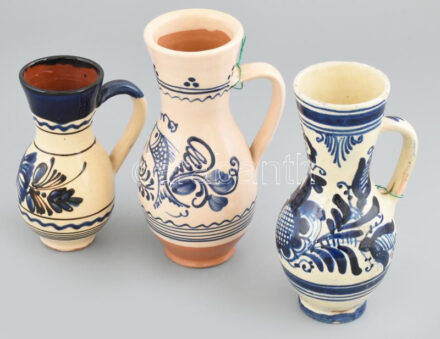 Korondi kerámia kancsó, 3 db, kézzel festett, egy jelzett (Mónus Ferenc), kettő jobb, egy gyengébb állapotban (lepattanások, kopás), m: 15-20 cm
