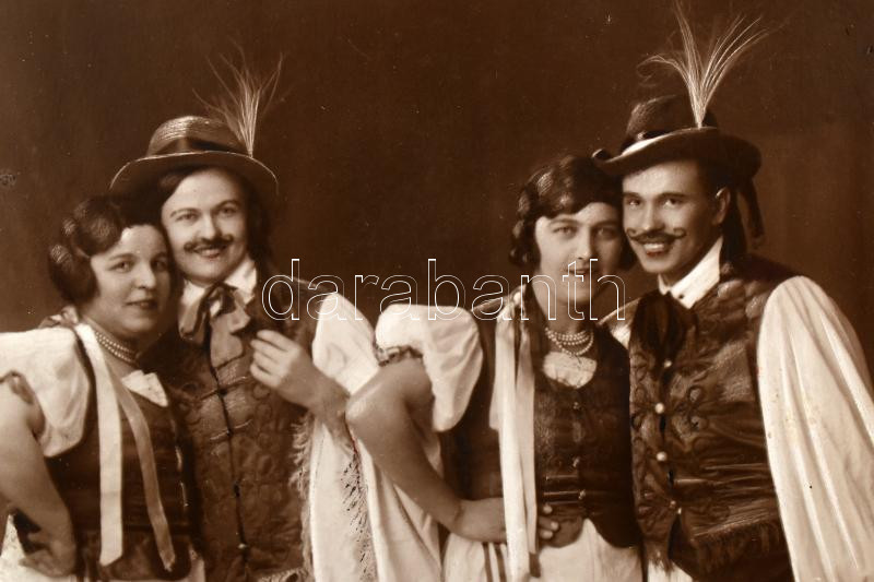 cca 1914-1944 Vegyes fotó és papírrégiség tétel, benne díszmagyaros pár, iskolai fotó, stb - Image 2