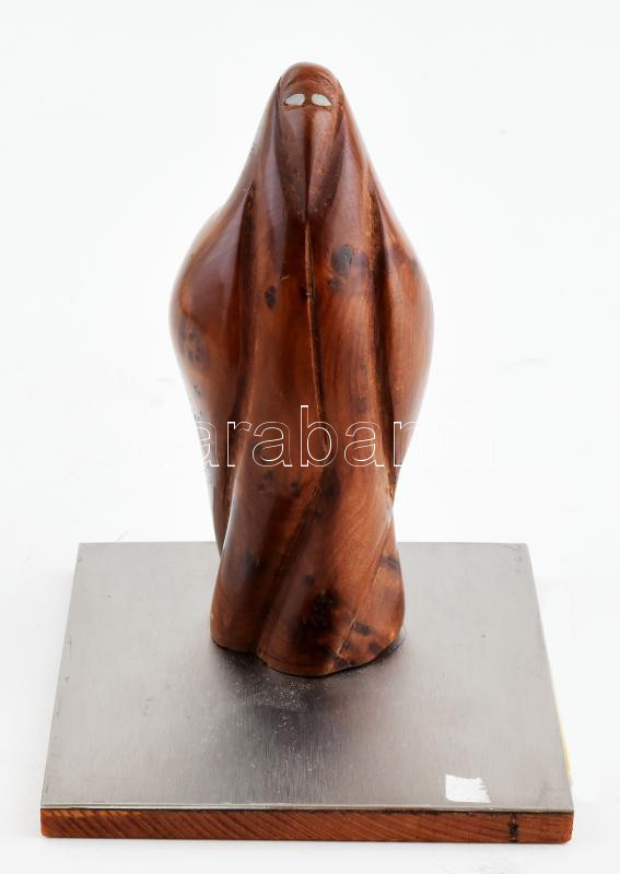 Csadoros nő. Faragott tiszafa, fém borítású talapzaton. Jelzés nélkül. 14 cm