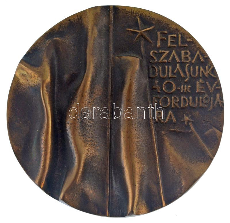 1985. 'Felszabadulásunk 40. évfordulójára' egyoldalas, öntött bronz emlékérem (98mm) T:1-