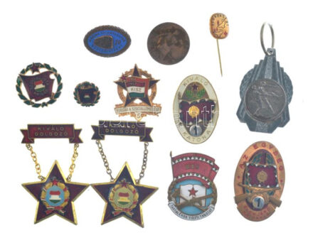 12db-os, főleg kitüntetésekből és jelvényekből álló tétel, benne ~1970. 'Kiváló Katona' zománcozott fém sapkajelvény + ~1970. 'Az Egység Élenjáró Katonája' zománcozott fém sapkajelvény + ~1970. 'Kiváló Dolgozó' aranyozott,