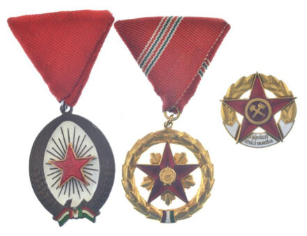 1964. 'Kiváló Szolgálatért Érdemérem' aranyozott, zománcozott kitüntetés, mellszalagon + 1964. 'Munka Érdemrend' bronz fokozata, zománcozott bronz kitüntetés mellszalagon (zománchiba) + ~1950. 'A Bányászat Kiváló Dolgozója'