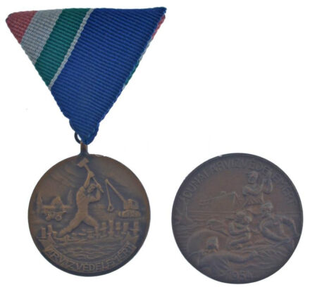 1954. 'Dunai árvízvédelemért' Cu jelvény (37mm) + ~1960. 'Árvízvédelemért' bronz kitüntető jelvény mellszalagon (35mm) T:UNC,AU közte hiányzó tű, forrasztásnyom