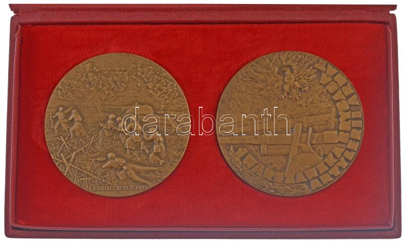 Lengyelország ~1970. 'Bem József / 1. varsói Tüzérdandár' bronz emlékérem. Szign.: Jósef Misztela (70mm) + ~1980. 'Lengyel Néphadsereg' bronz emlékérem. Szign.: AN (Andrzej Nowakowski) (70mm) mindkettő tokban T:AU patina Poland ~1970. - Image 2