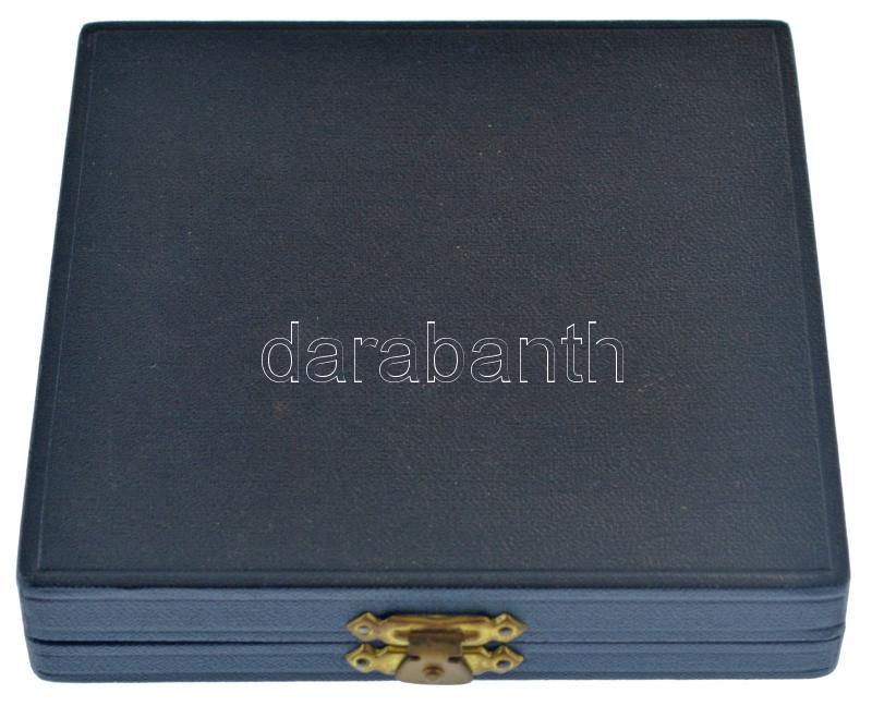 Papp László (1947-) 1988. 'Első királyunk Szent István halálának 950. évfordulóján a Szent Jobb országjárásának emlékére' patinázott vörösréz emlékérem eredeti dísztokban (70mm) T:AU - Image 3