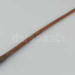 Ezüst (Ag) monogramos lovagló pálca, bőr borítással. 69 cm